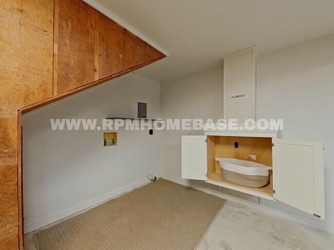 Building Photo - Fully Renovated 5-Bedroom Home with Modern...