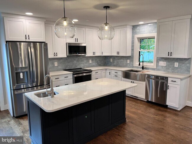 Building Photo - 210 Point Ln