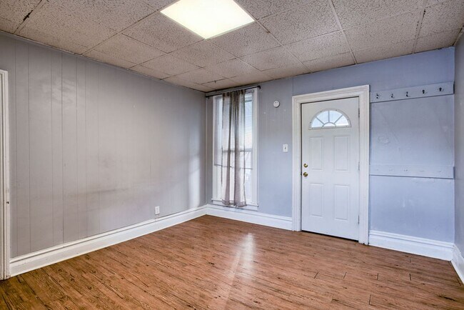 Building Photo - 205 N Sherwood St