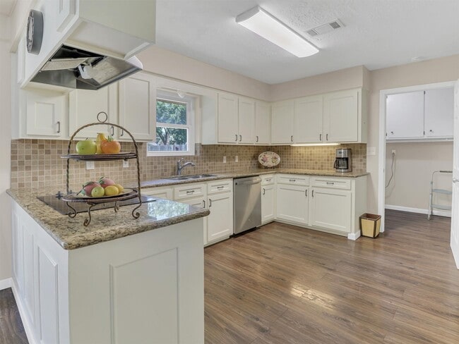 Building Photo - 805 Bluebonnet Ln