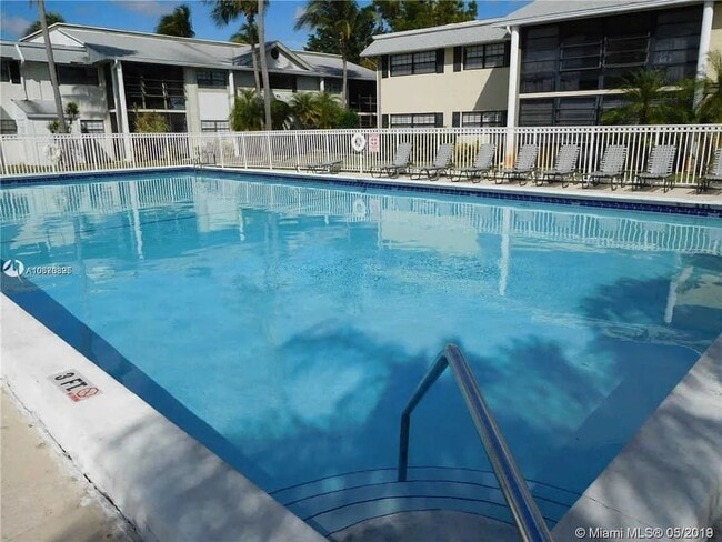Building Photo - Beautiful Garden Apartment, Move in Condition