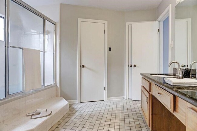 Building Photo - 4137 Ruskin St