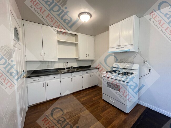 Building Photo - Cute 2 Bedroom with Detached Garage