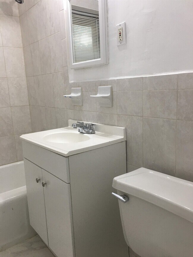 Building Photo - 418 Main St