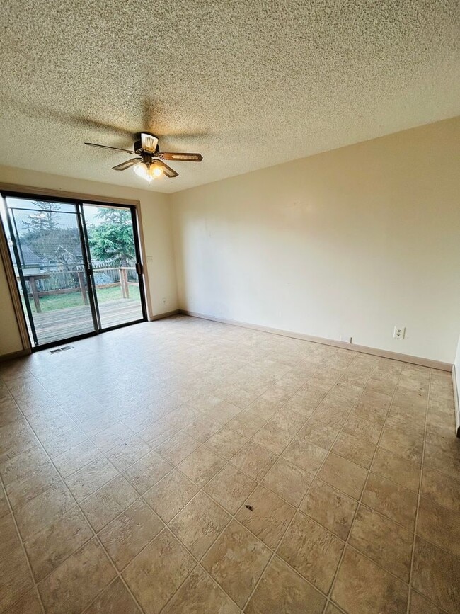 Building Photo - 3 Bedroom Home located in the heart of town! Close to everything!