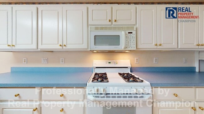 Building Photo - Vintage 3 Bedroom 2 Bathroom in the covete...