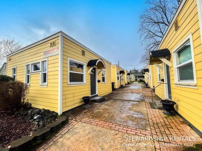 Primary Photo - Adorable cottage in great location