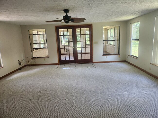 Building Photo - Country Living right off of Baymeadows Road