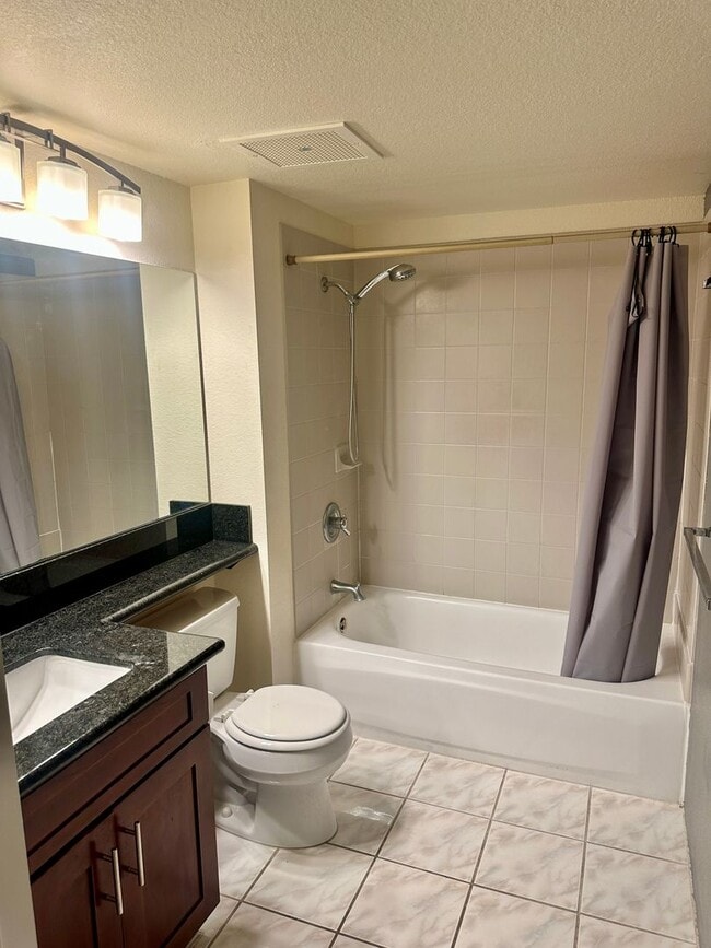 Building Photo - 2 bedroom 2 bath unit in highly desirable ...