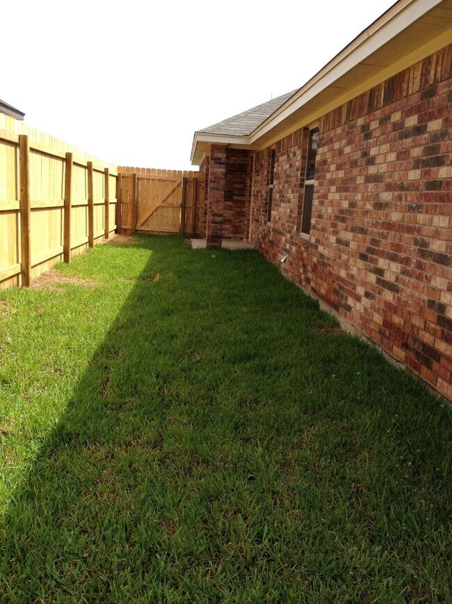 Building Photo - 617 Paseo del Plata Dr