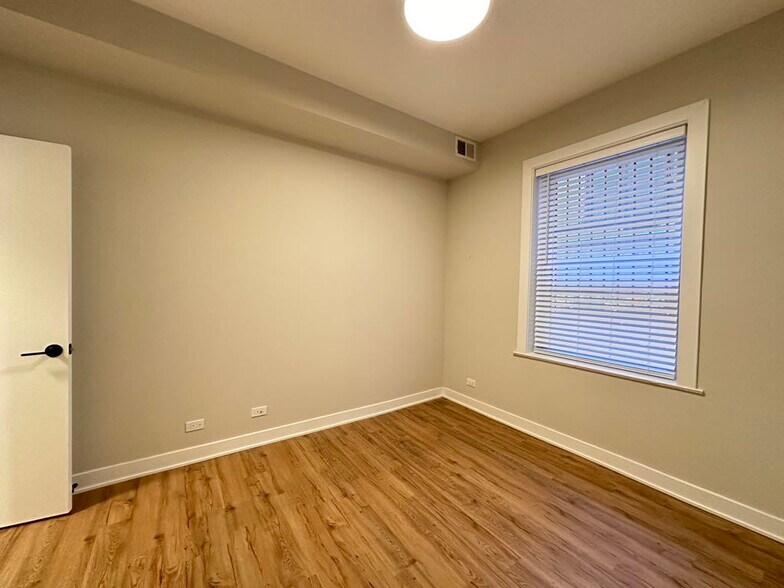 Building Photo - 659 W Wrightwood Ave