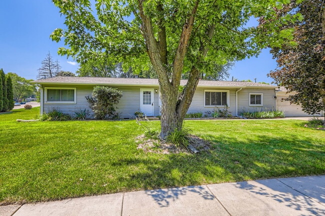 Primary Photo - 36180 N Grandwood Dr