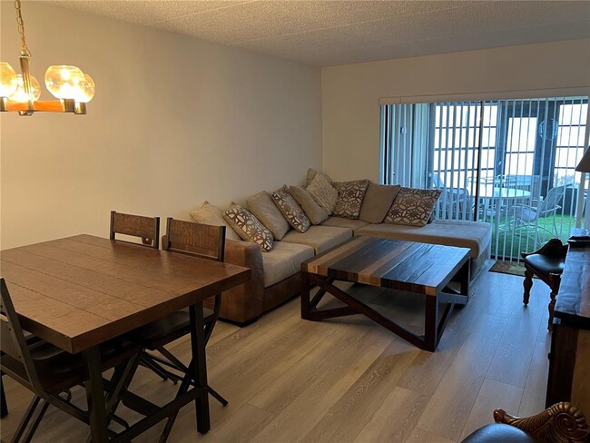 Building Photo - 333 Woodlake Wynde