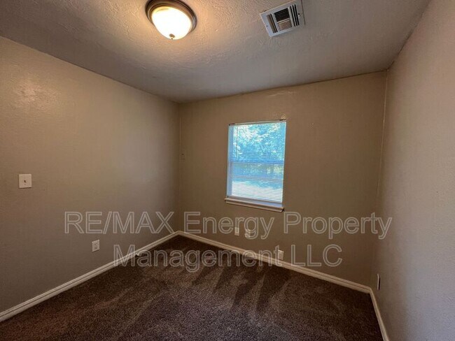 Building Photo - 2224 Doris Ave