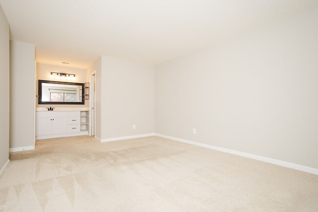 Building Photo - 2815 Lee Oaks Ct