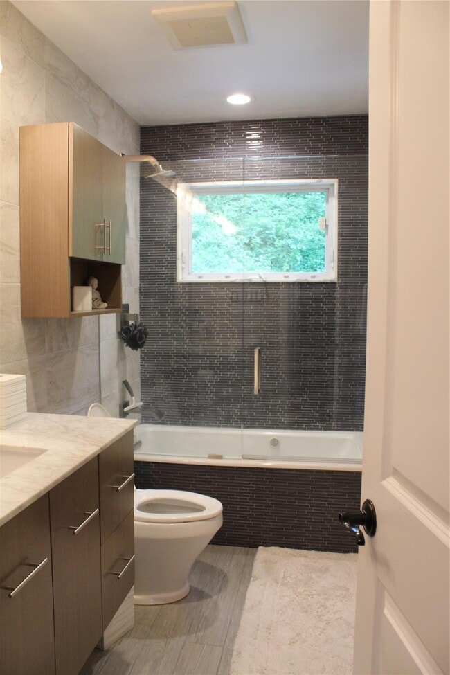 Building Photo - 5 Meadowfield Ln
