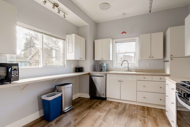 Building Photo - 4004 SE Division St