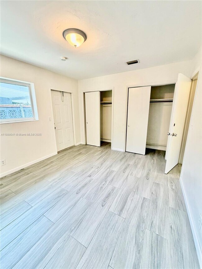 Building Photo - 1821 N 17th Ct