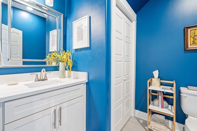 Building Photo - Gorgeous, luxury townhome in convenient West Nashville