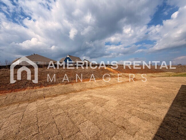 Building Photo - Available NOW! Spacious 5-Bedroom Single Level Home!