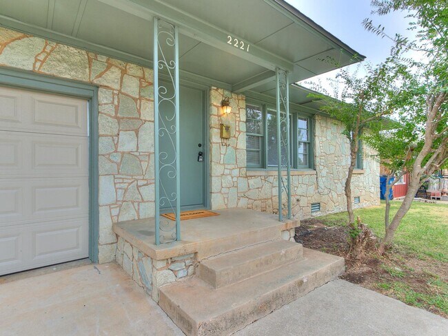 Building Photo - 2221 Churchill Pl