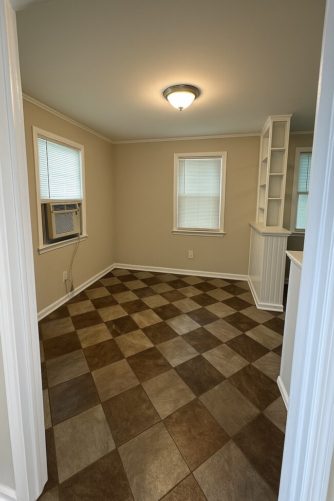 Building Photo - 1731 Eveline Ave