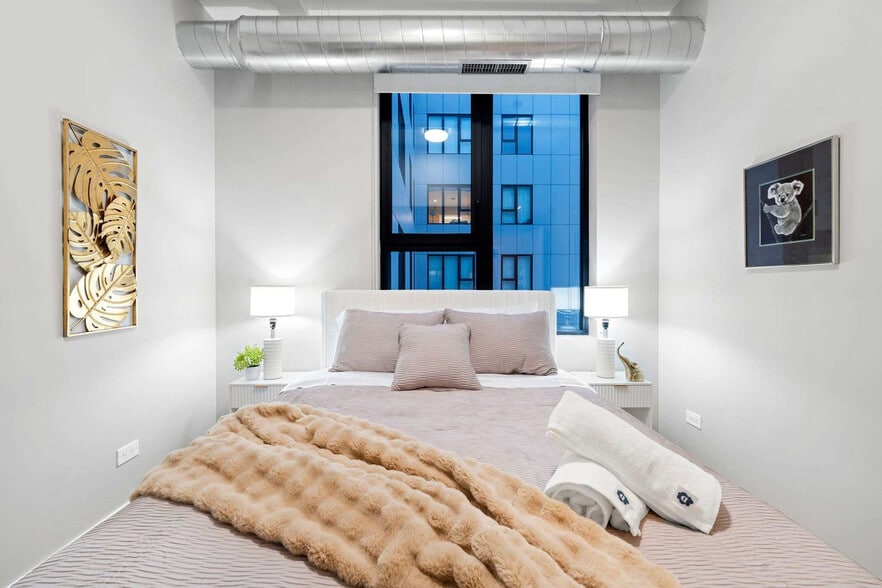 Building Photo - 6044 N Winthrop Ave