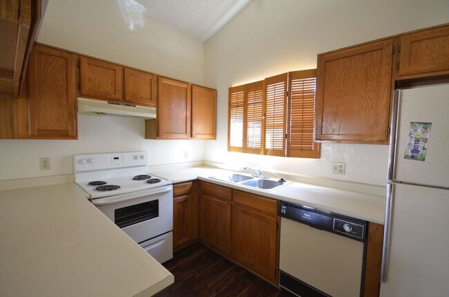 Building Photo - BEAUTIFUL, SPACIOUS 2 BED AND 2 BATH HOME ...
