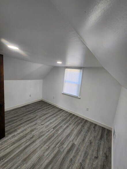 Building Photo - 1696 Hendrick Rd