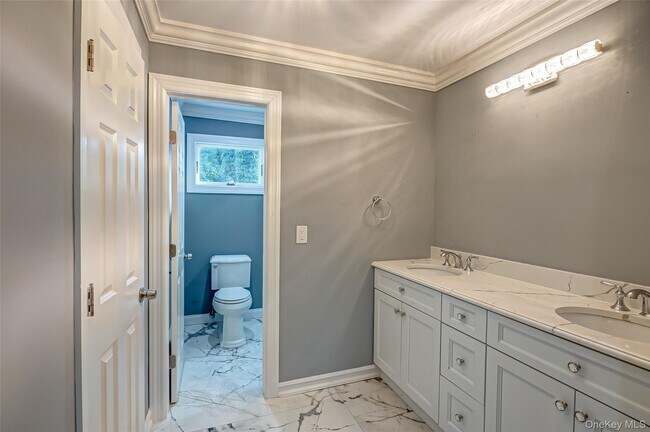 Building Photo - 850 St Johnland Rd