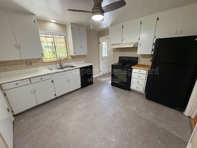 Building Photo - 520 S Otis St