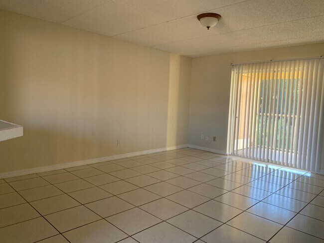 Building Photo - 1bed/1bath move-in ready condo $1100/month available December 2025