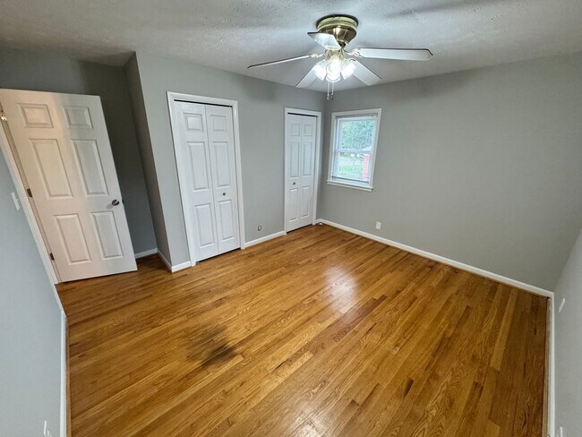 Building Photo - Spacious 4 Bedroom in Fern Creek