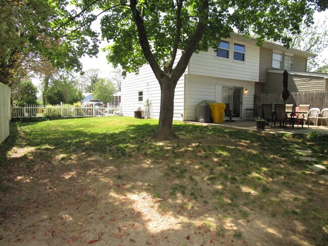 Building Photo - Gorgeous 3 BR/1.5 BA EOG Townhome in Pasad...