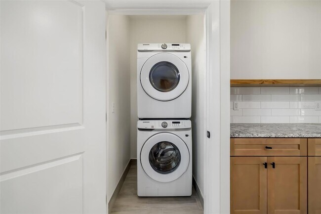 Building Photo - 118 Ruby Ave N