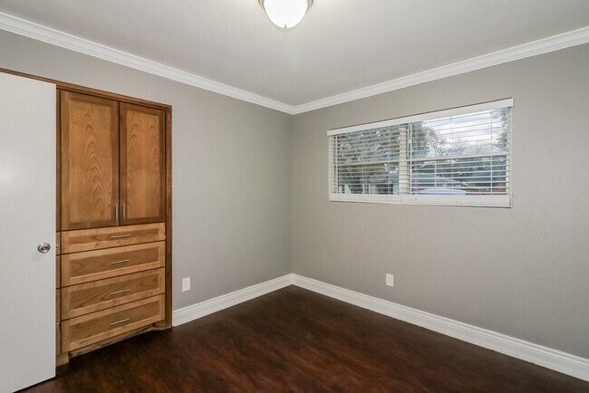 Building Photo - 914 Mosher Ln