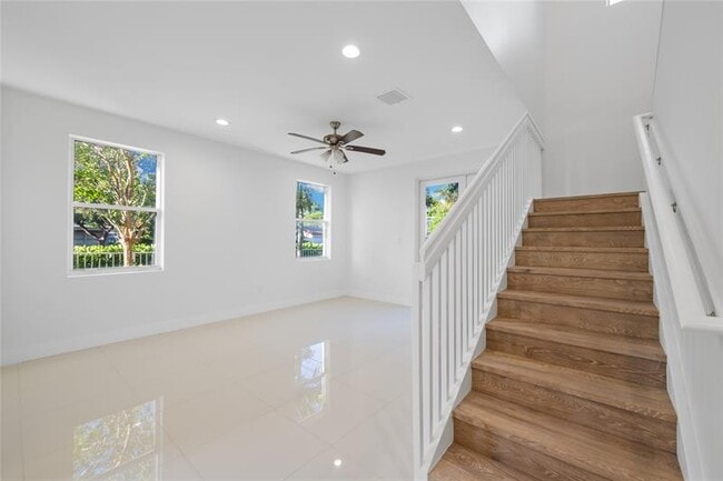 Building Photo - 324 SW 14th Ct