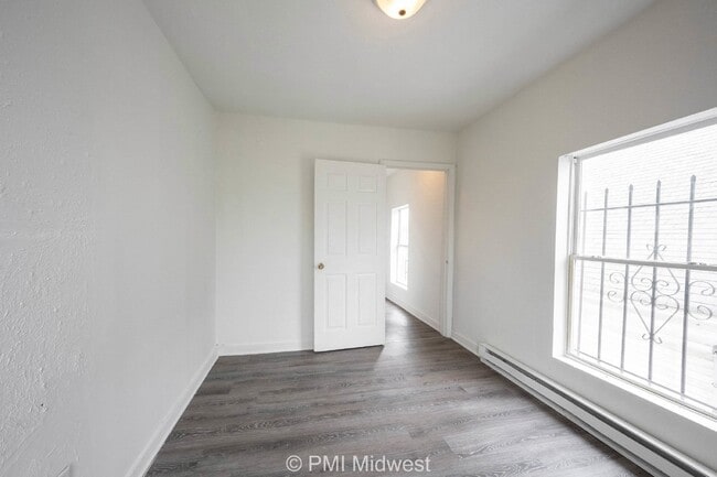 Building Photo - "Charming Duplex Retreat: Spacious 2-Bedro...