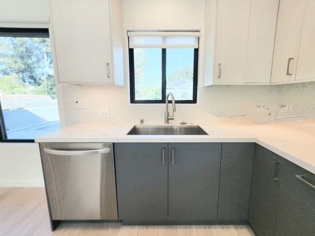 Building Photo - Meticulously renovated 2 bedroom duplex home in central San Mateo
