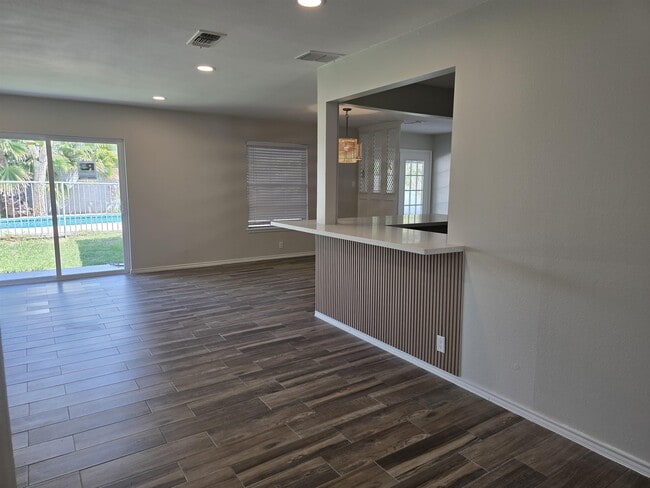 Building Photo - 211 Esperanza Dr