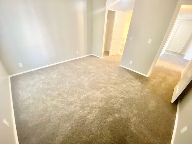 Building Photo - ADORABLE GATED CONDO LOCATED IN A GATED CO...