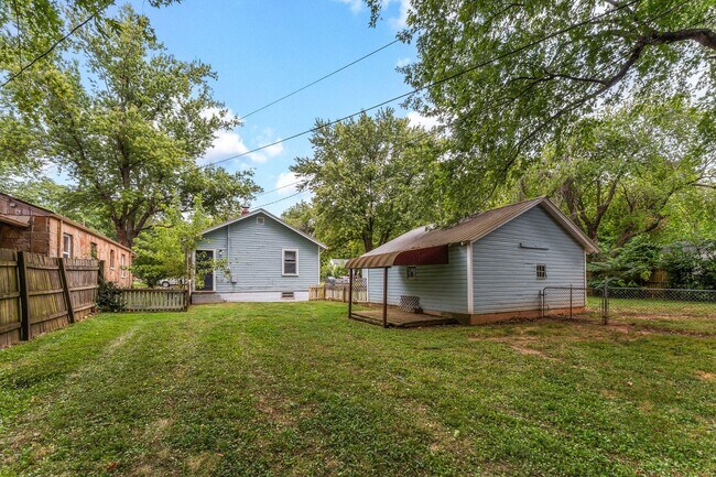 Building Photo - 512 E Cozy St