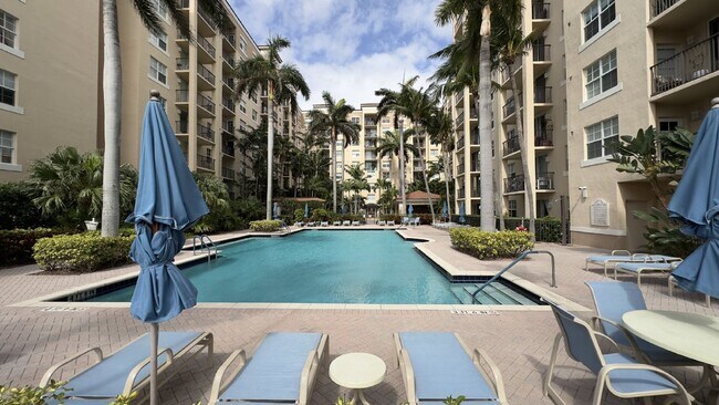 Building Photo - 2-Bedroom Penthouse in the Heart of West Palm Beach