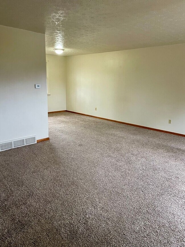 Building Photo - HALF DUPLEX W/ GARAGE LEX SCHOOLS!