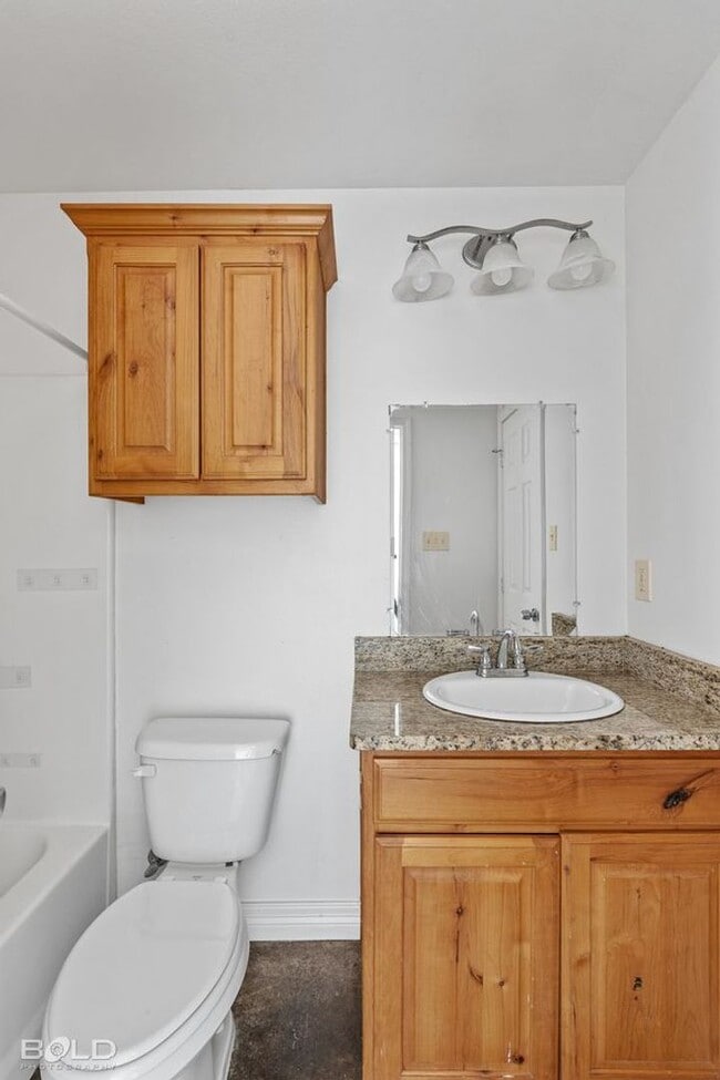 Building Photo - 1719 Lakeshore Dr