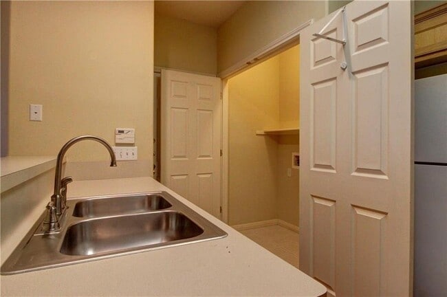 Building Photo - 2920 Thrushwood Dr