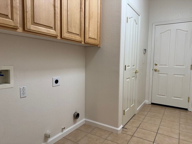 Building Photo - Well-maintained Roseville home!