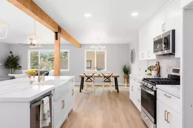 Building Photo - Amazing single level home in Lake of the P...