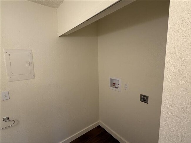 Building Photo - SPACIOUS 3/2.5 TOWN HOME