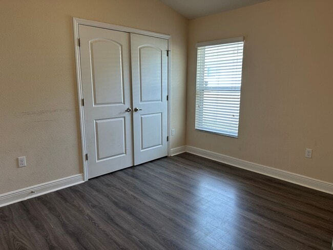 Building Photo - Spacious 4 Bedroom Home with Fenced Yard a...